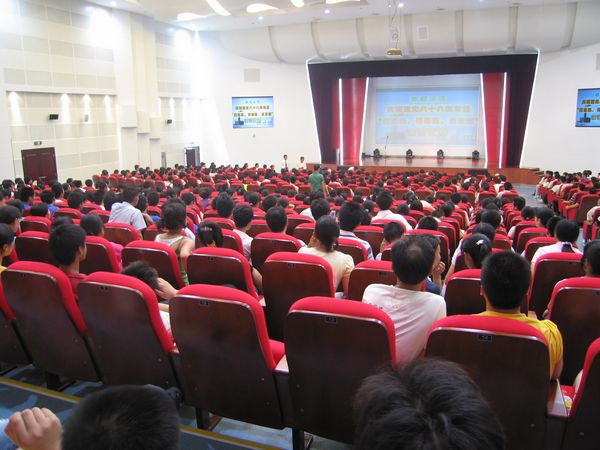 慶祝建黨八十八周年“應(yīng)危機(jī)、講奉獻(xiàn)、求發(fā)展”演講比賽